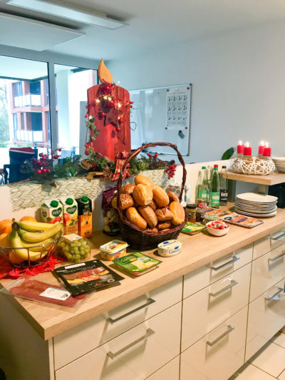 Gemeinsam frühstücken, Büffet, new work Firmenevent von abra.sax, Unternehmensberatung für Projektmanagement und Prozessoptimierung