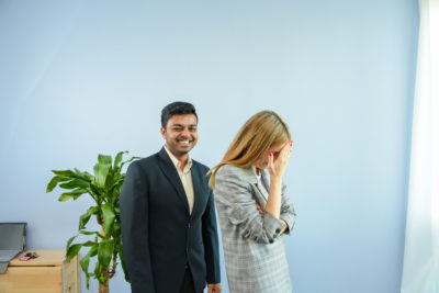 Gute Stimmung bei abra.sax, Kiren arbeitet mit Humor bei arba.sax, Unternehmensberatung für KMUs