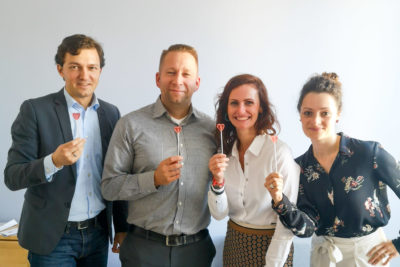 Mitarbeiter von abra.sax, Experten für Prozessoptimierung, zeigen Lutscher vom Life Lolli Projekt gegen Blutkrebs / Leukämie