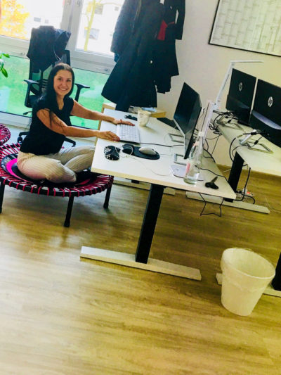 New work mit höhenverstellbarem Schreibtisch und Trampolin bei abra.sax, Unternehmensberatung für Projektmanagement und Prozessoptimierung